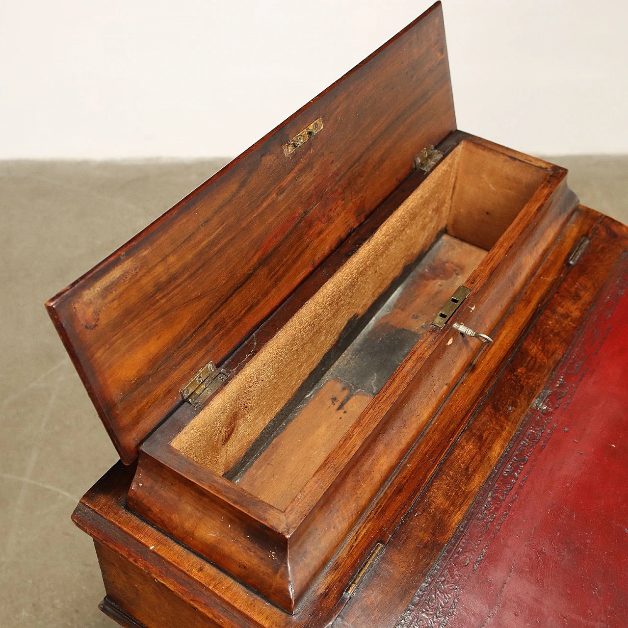 Davenport writing desk in walnut with caster feet, 1800s 3