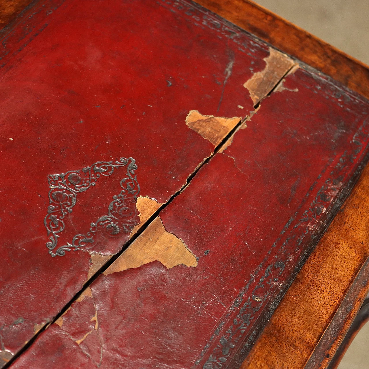 Davenport writing desk in walnut with caster feet, 1800s 10