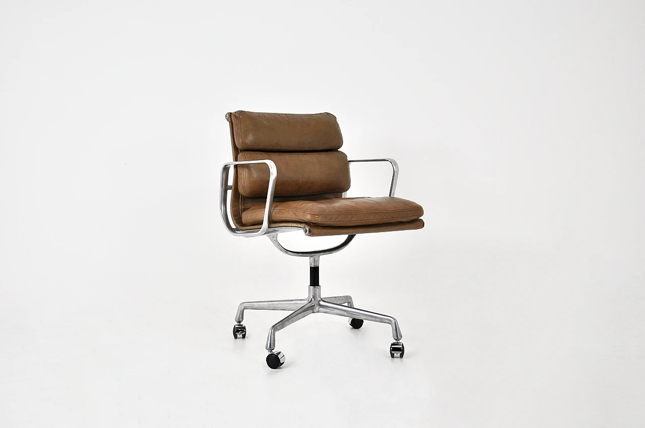 Sedia Soft Pad di Charles e Ray Eames per Herman Miller, 1970 3