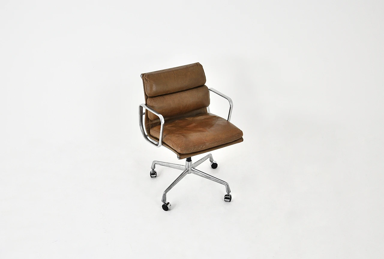 Sedia Soft Pad di Charles e Ray Eames per Herman Miller, 1970 4