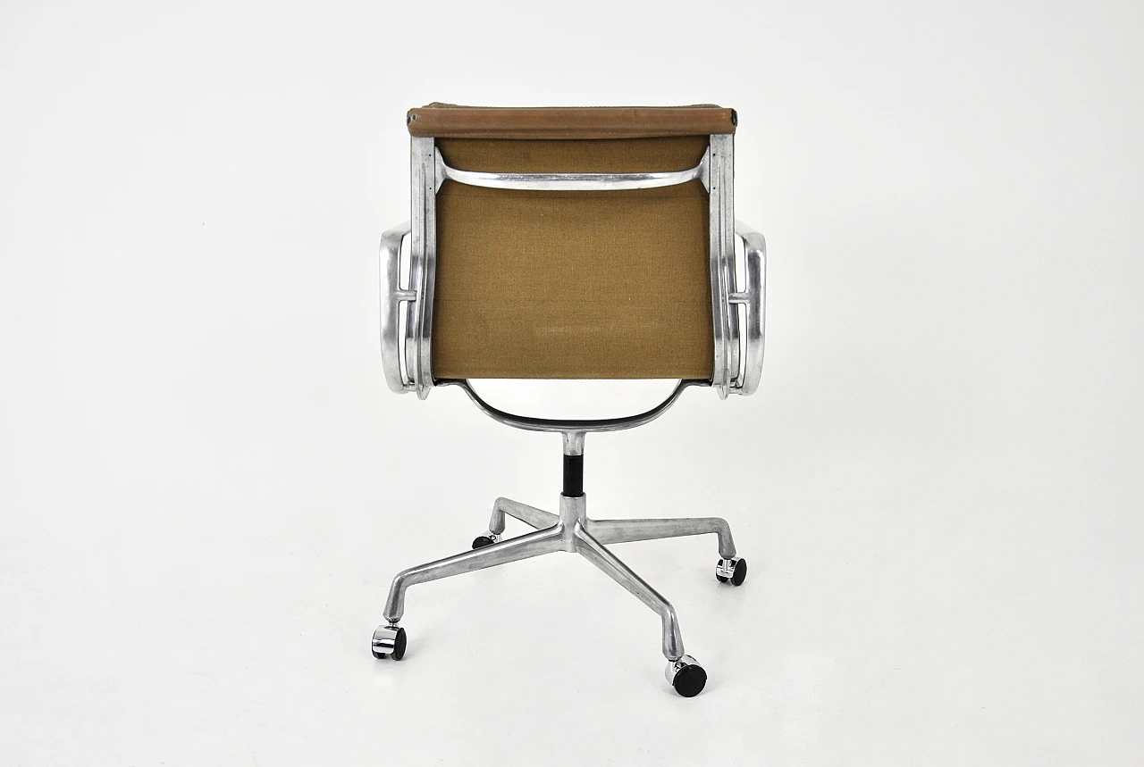 Sedia Soft Pad di Charles e Ray Eames per Herman Miller, 1970 7