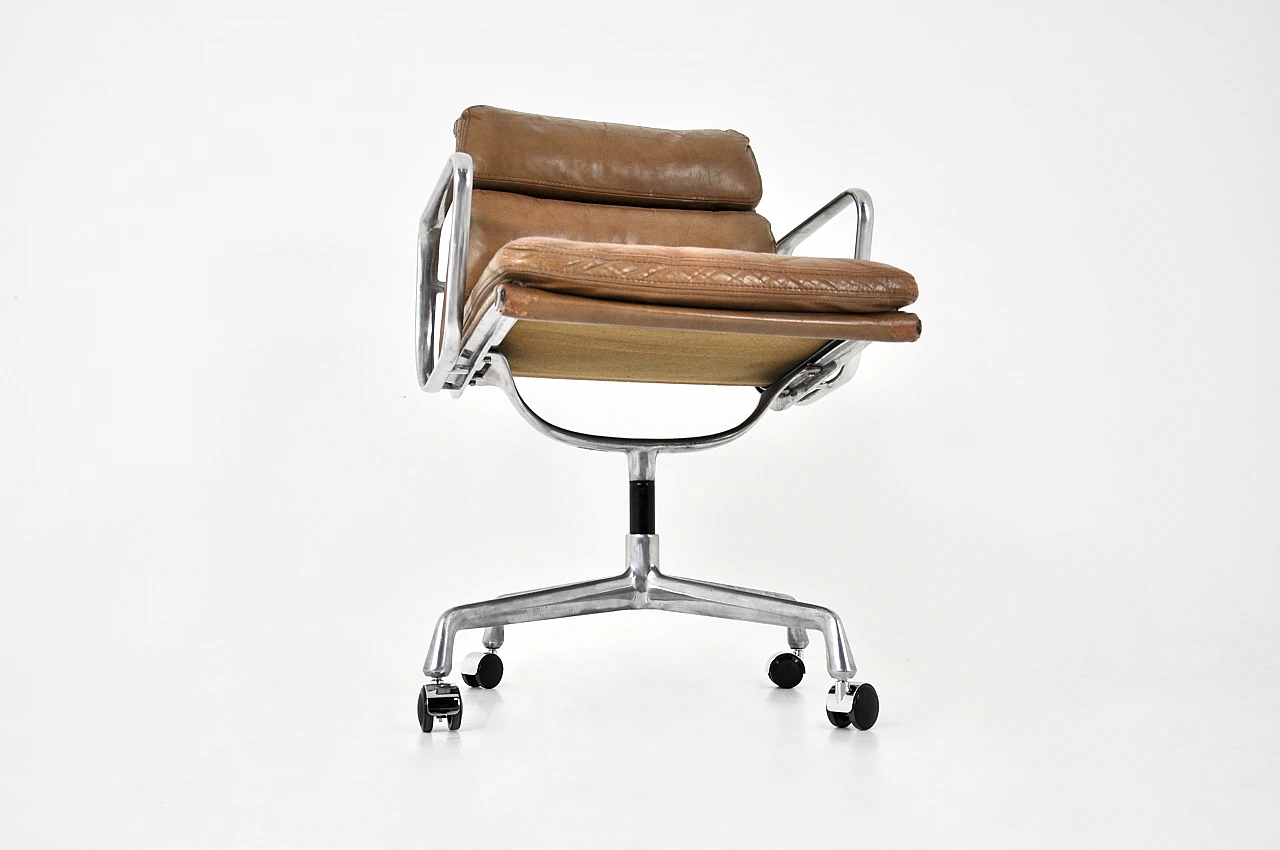 Sedia Soft Pad di Charles e Ray Eames per Herman Miller, 1970 9