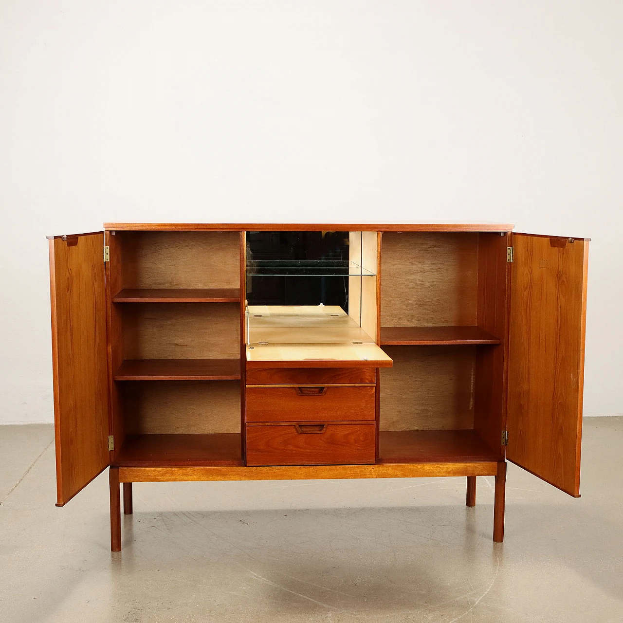 Credenza con vano bar in teak e legno massello di Wrighton, anni '60 3