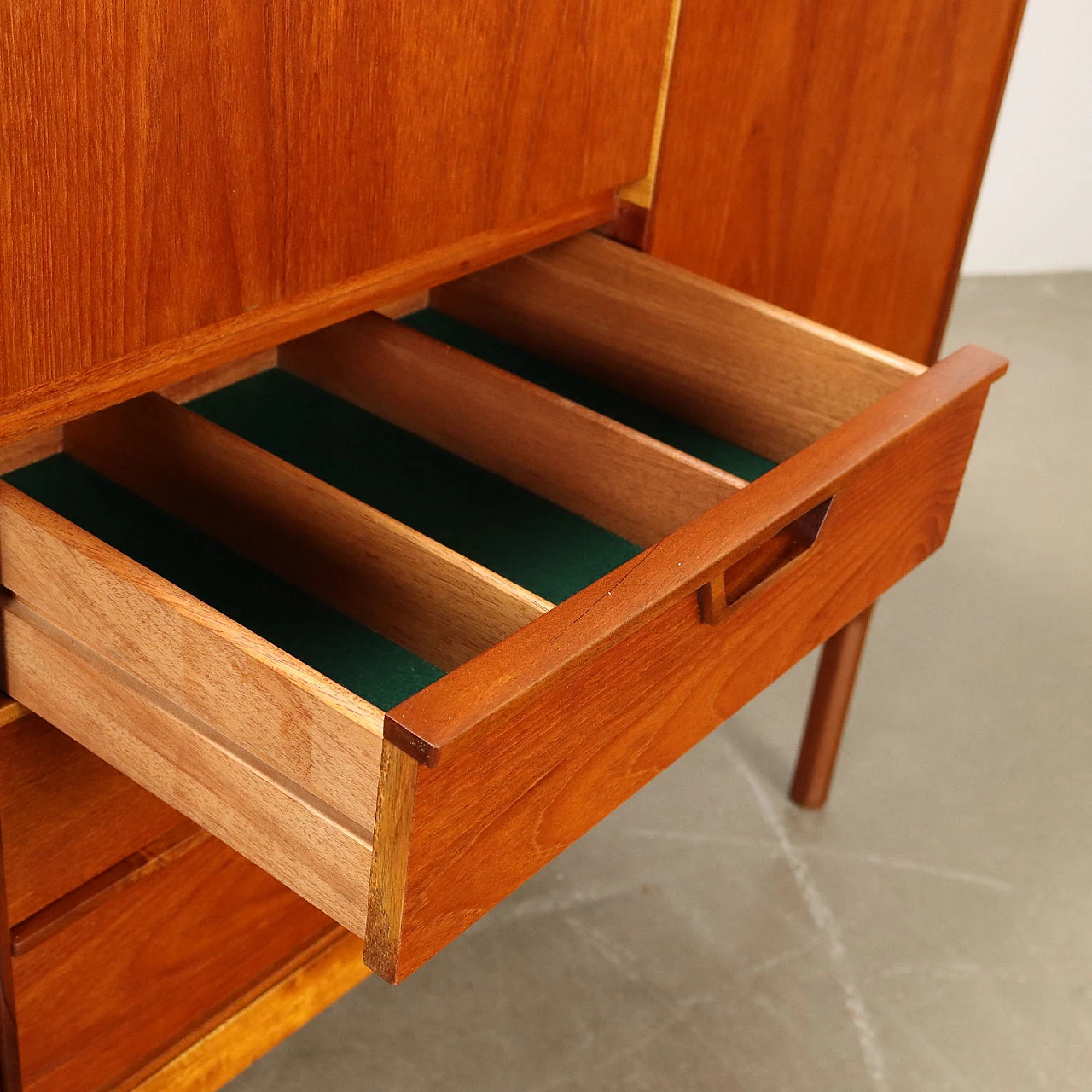 Credenza con vano bar in teak e legno massello di Wrighton, anni '60 6