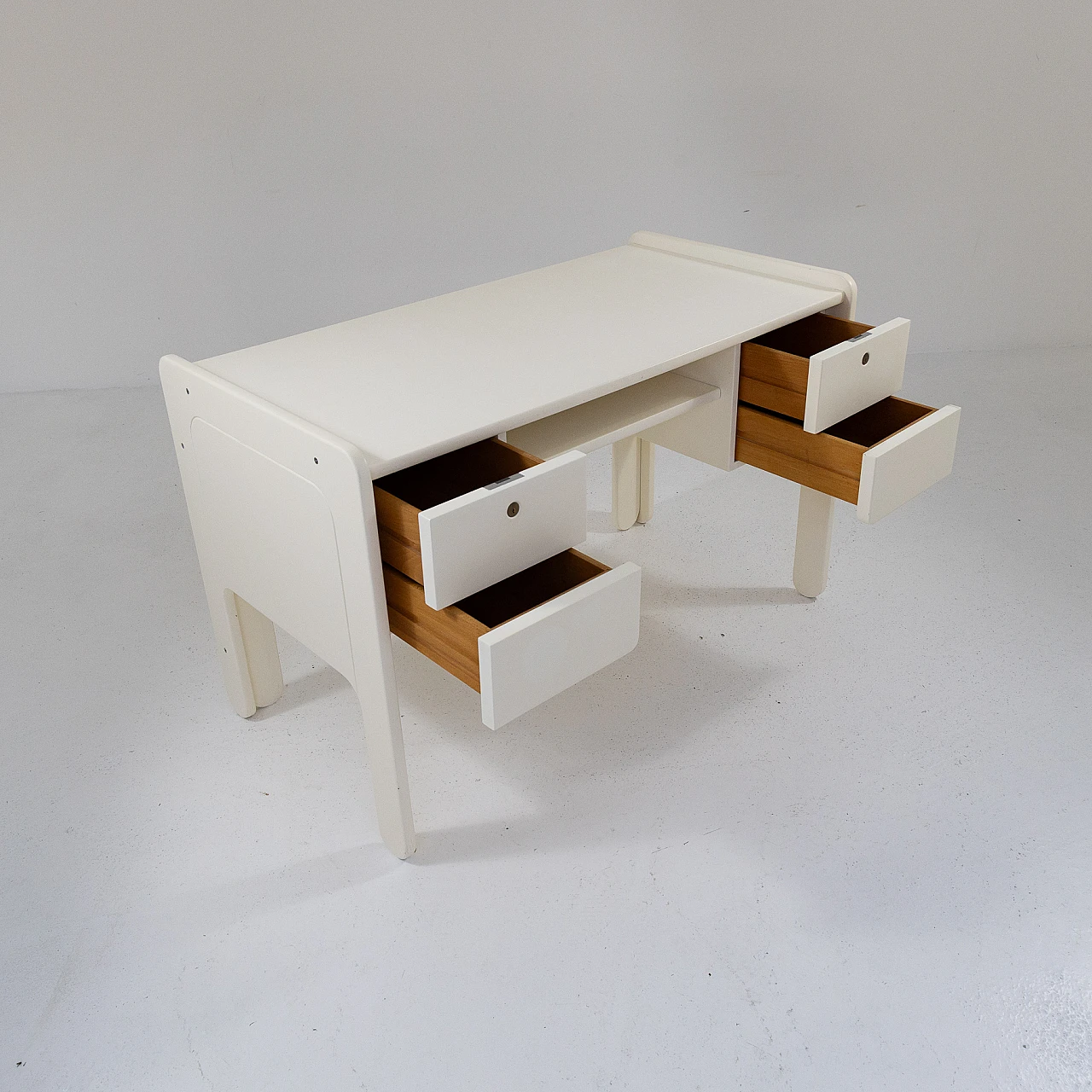 White lacquered wooden desk, 1970s 3