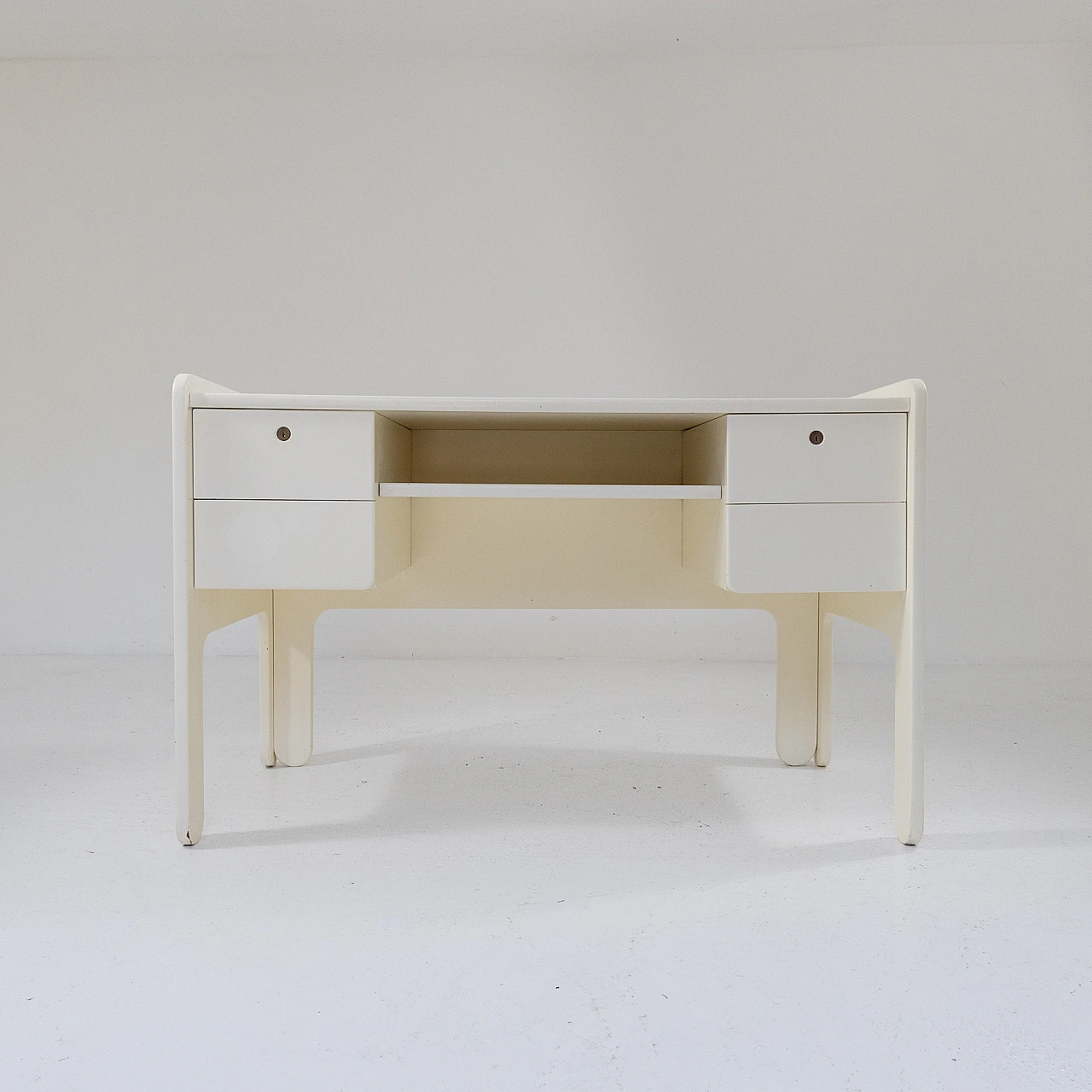 White lacquered wooden desk, 1970s 4