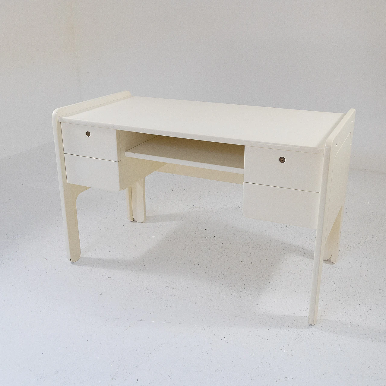 White lacquered wooden desk, 1970s 5