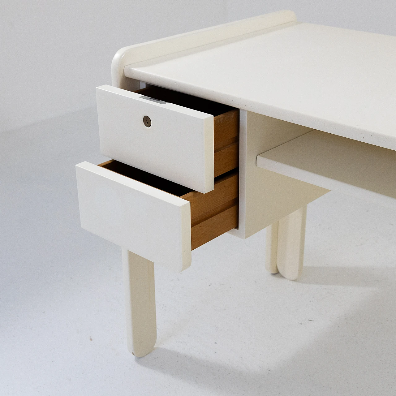 White lacquered wooden desk, 1970s 6