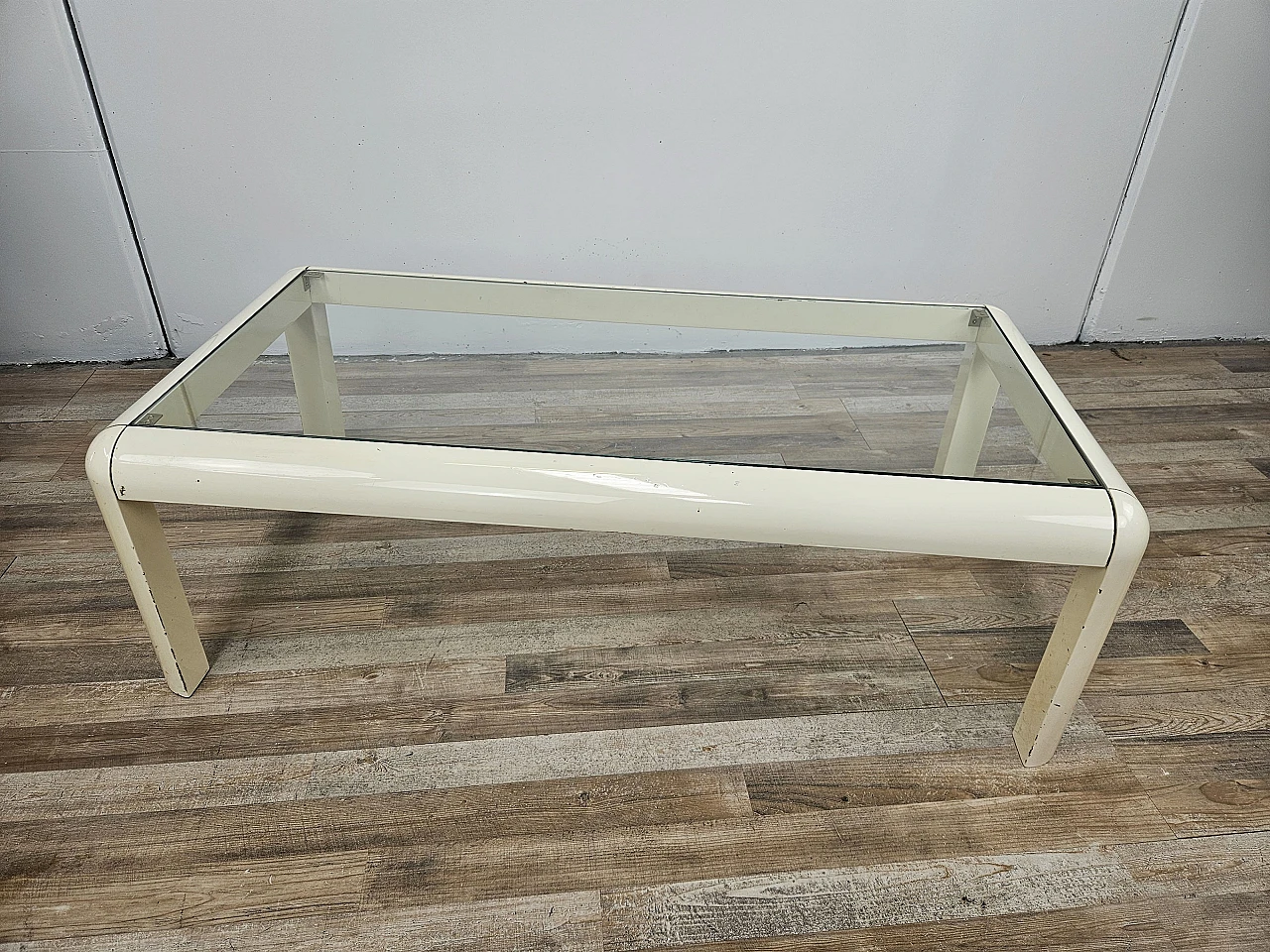 White lacquered wood coffee table with glass top, 1970s 1