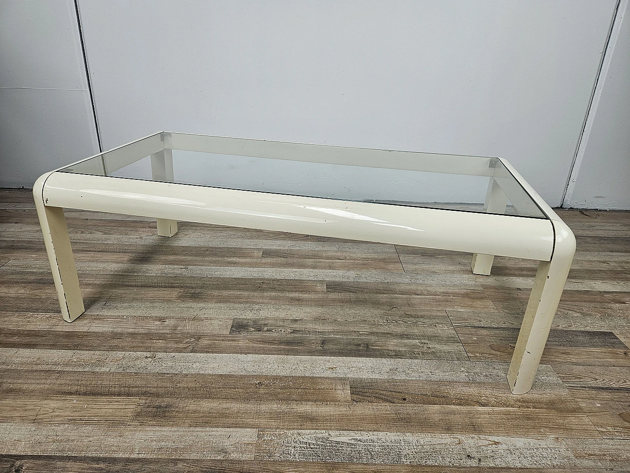 White lacquered wood coffee table with glass top, 1970s 2