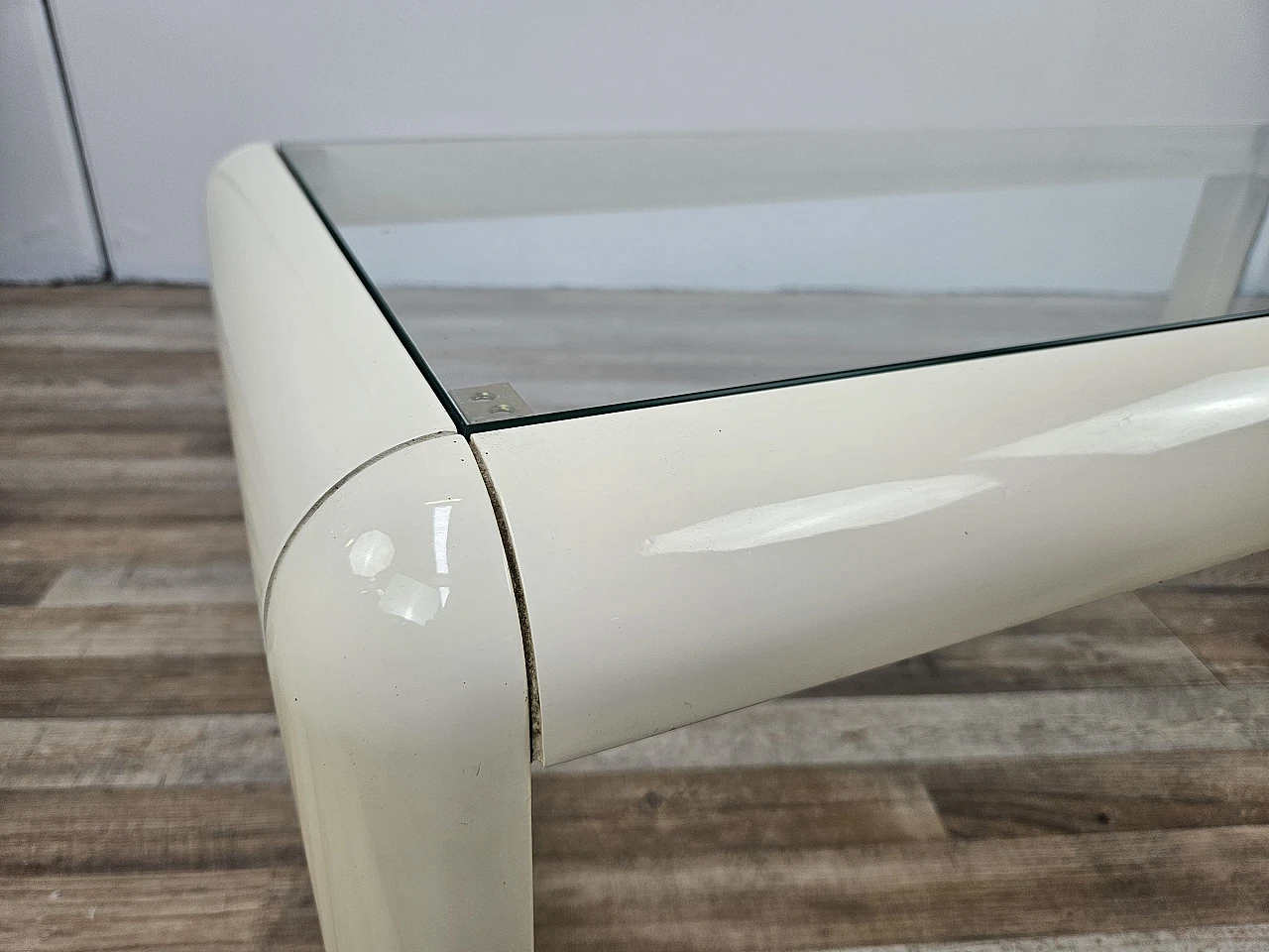 White lacquered wood coffee table with glass top, 1970s 6