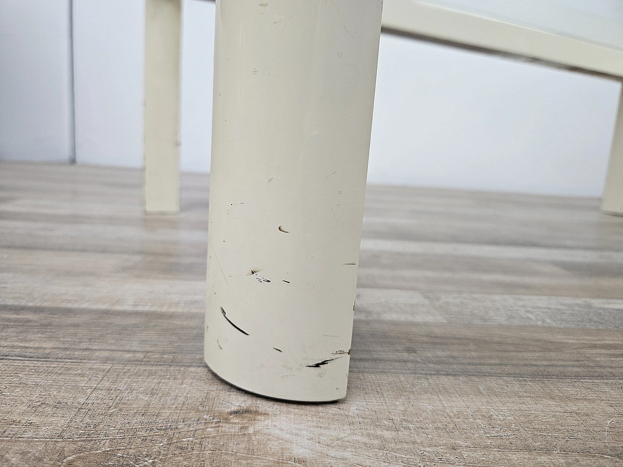 White lacquered wood coffee table with glass top, 1970s 7