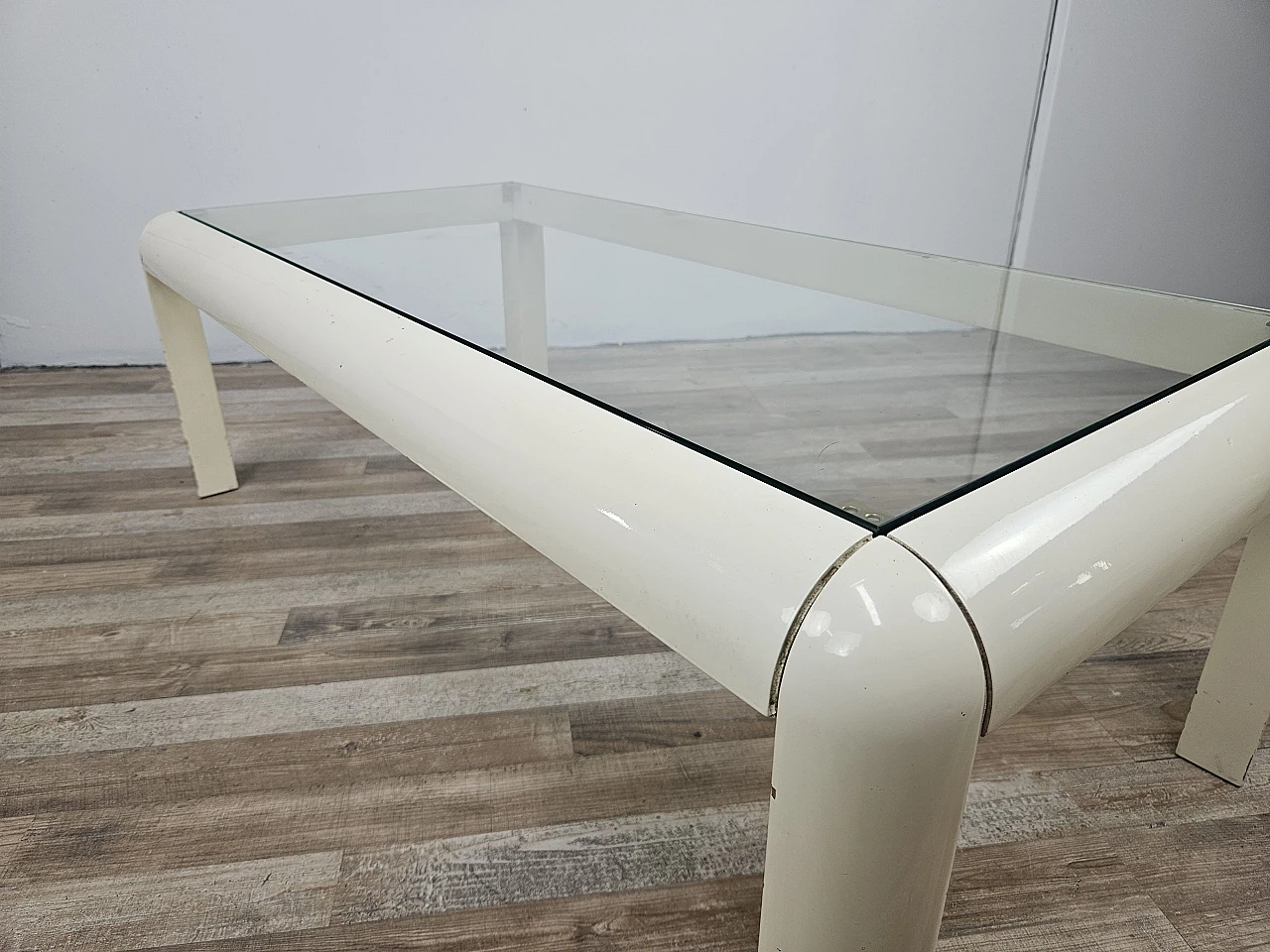 White lacquered wood coffee table with glass top, 1970s 10