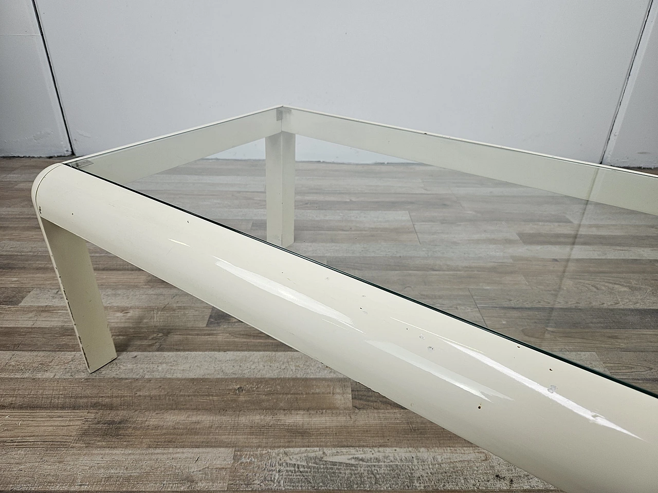 White lacquered wood coffee table with glass top, 1970s 11