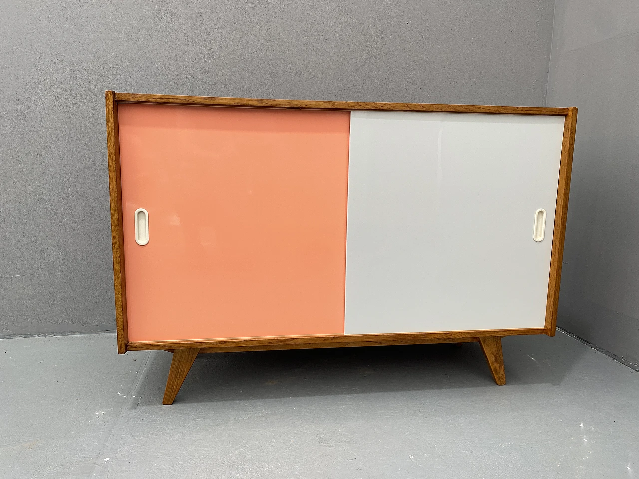 Credenza U-452 della metà del secolo completamente restaurata di Jiří Jiroutek, anni '60, C 8