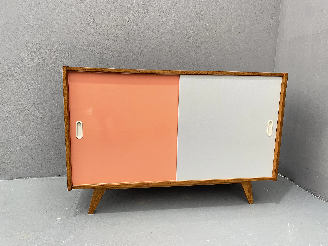 Credenza U-452 della metà del secolo completamente restaurata di Jiří Jiroutek, anni '60, C 9