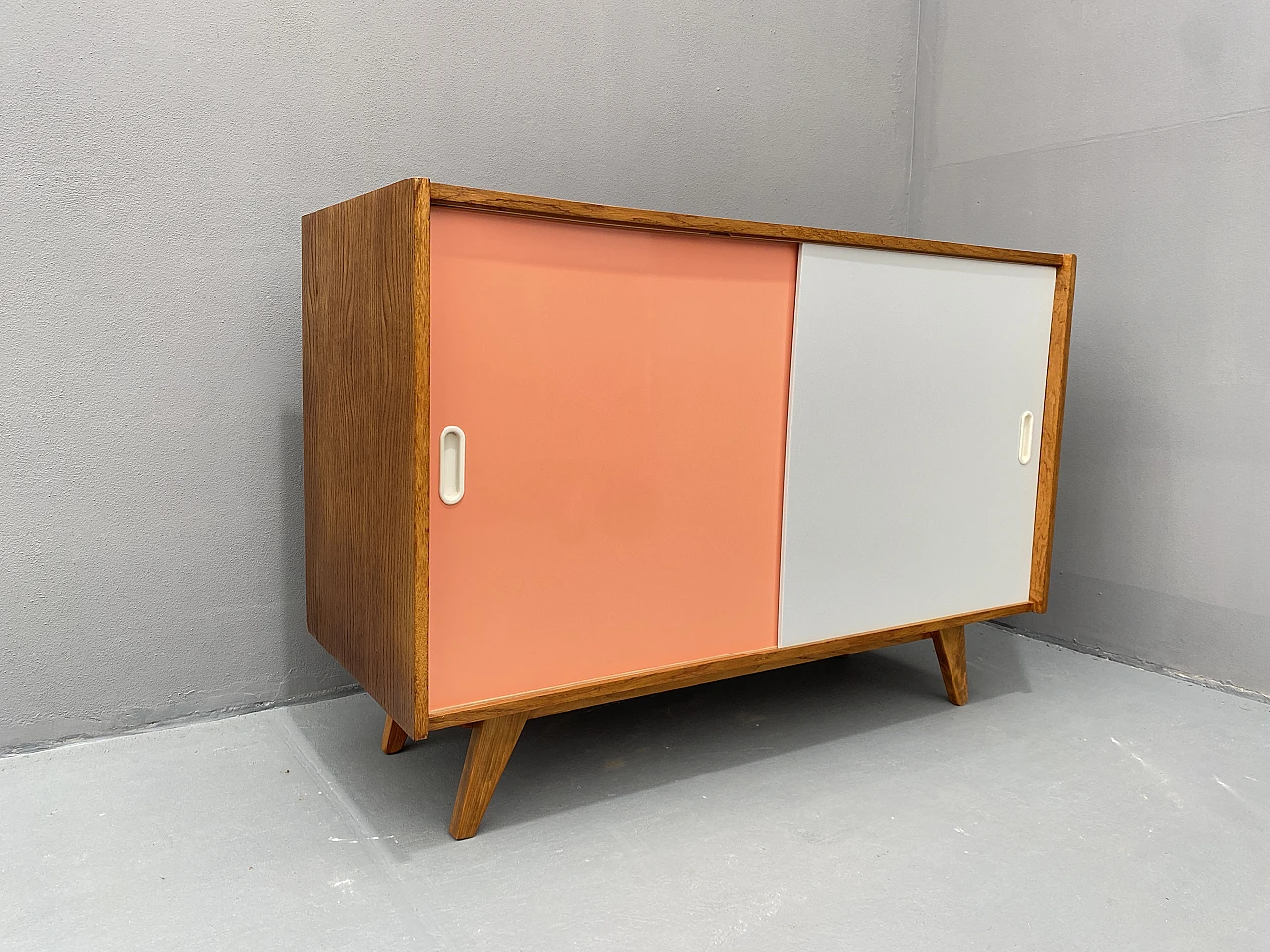 Credenza U-452 della metà del secolo completamente restaurata di Jiří Jiroutek, anni '60, C 11