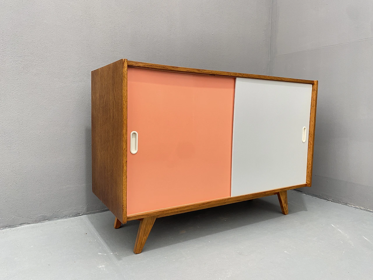 Credenza U-452 della metà del secolo completamente restaurata di Jiří Jiroutek, anni '60, C 12