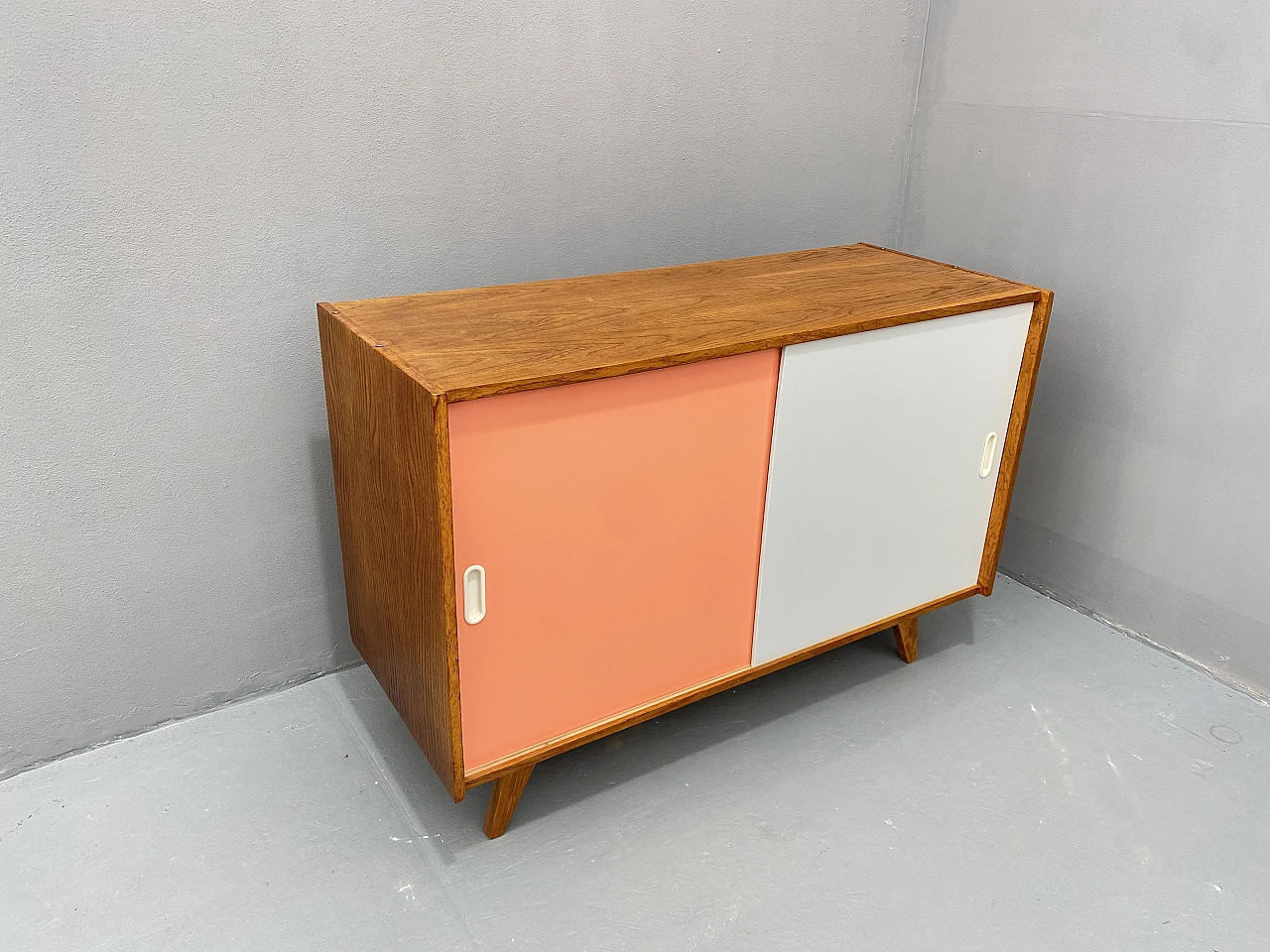 Credenza U-452 della metà del secolo completamente restaurata di Jiří Jiroutek, anni '60, C 13