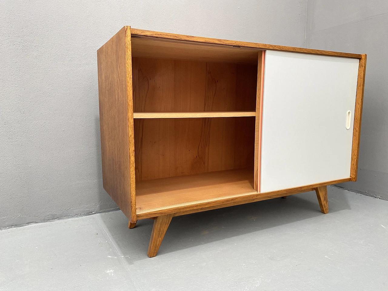 Credenza U-452 della metà del secolo completamente restaurata di Jiří Jiroutek, anni '60, C 20