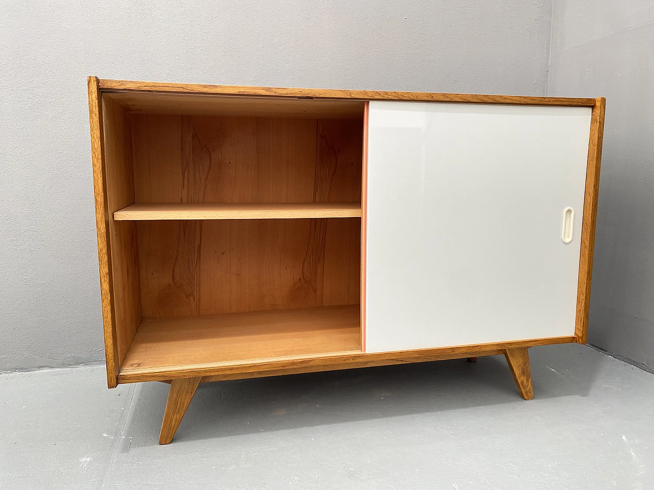 Credenza U-452 della metà del secolo completamente restaurata di Jiří Jiroutek, anni '60, C 21