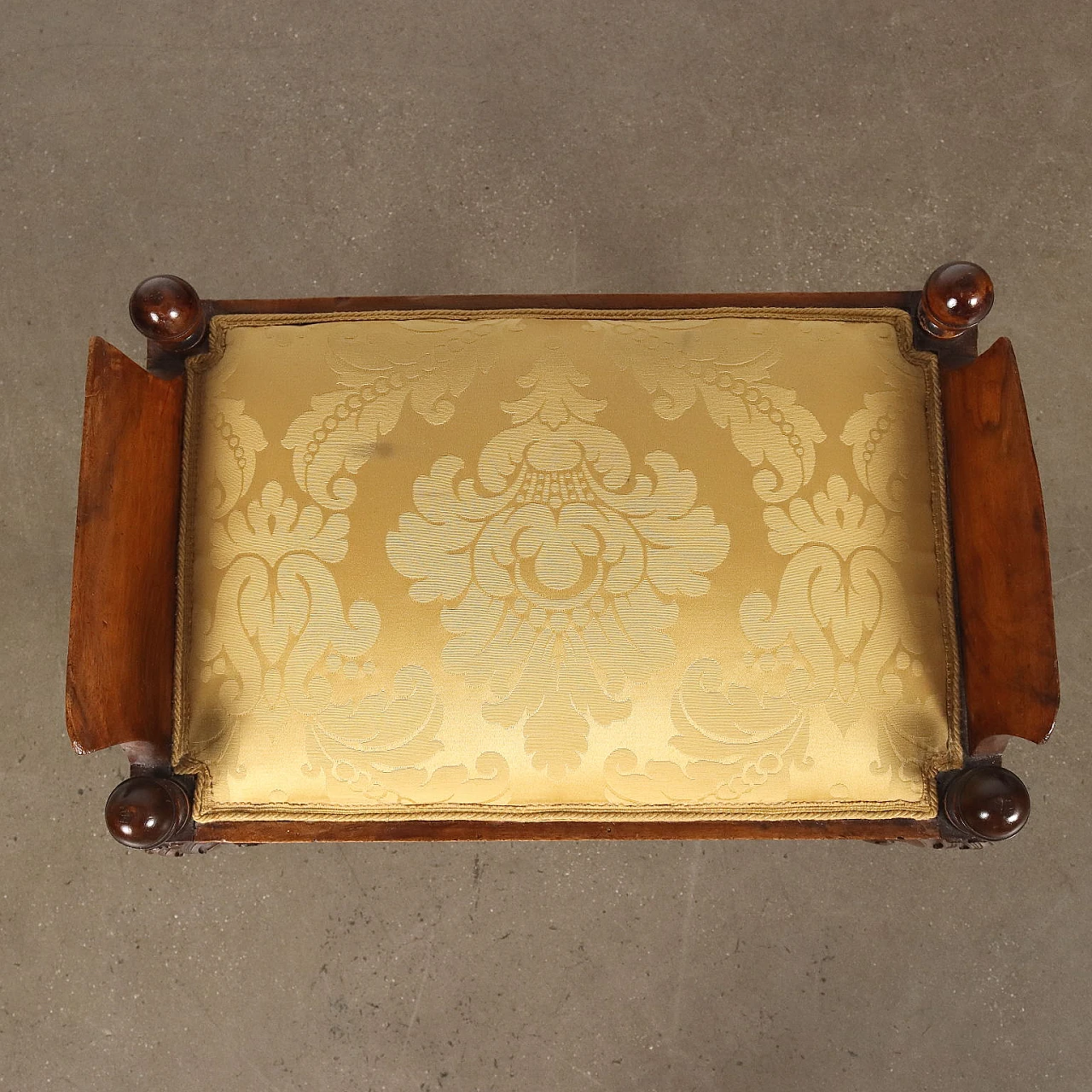 Baroque-style bench in carved walnut and yellow damask fabric 3