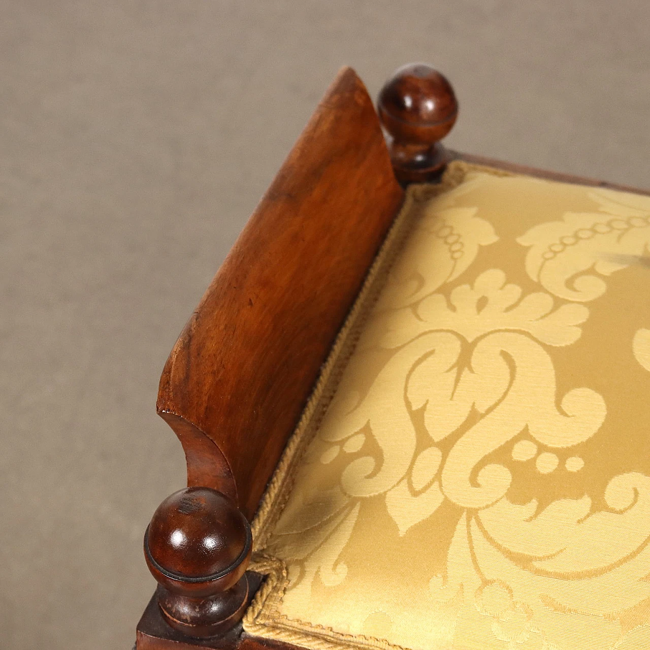 Baroque-style bench in carved walnut and yellow damask fabric 4