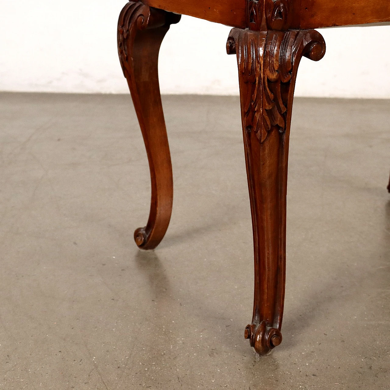 Baroque-style bench in carved walnut and yellow damask fabric 6