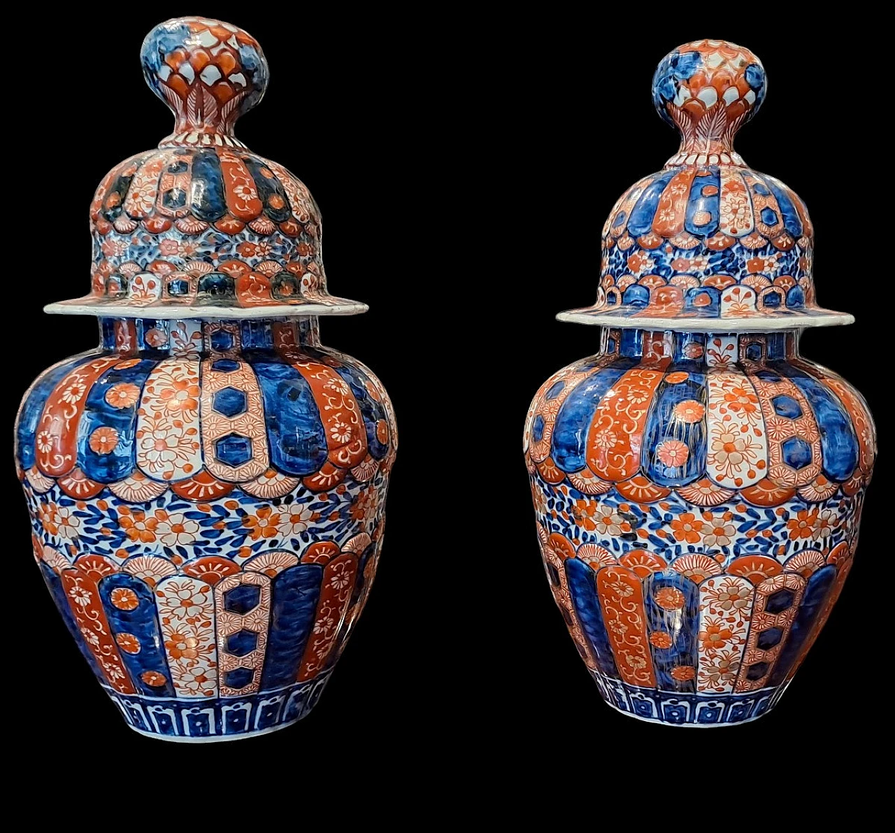 Pair of Imari Potiches in decorated Japanese porcelain, '800 1