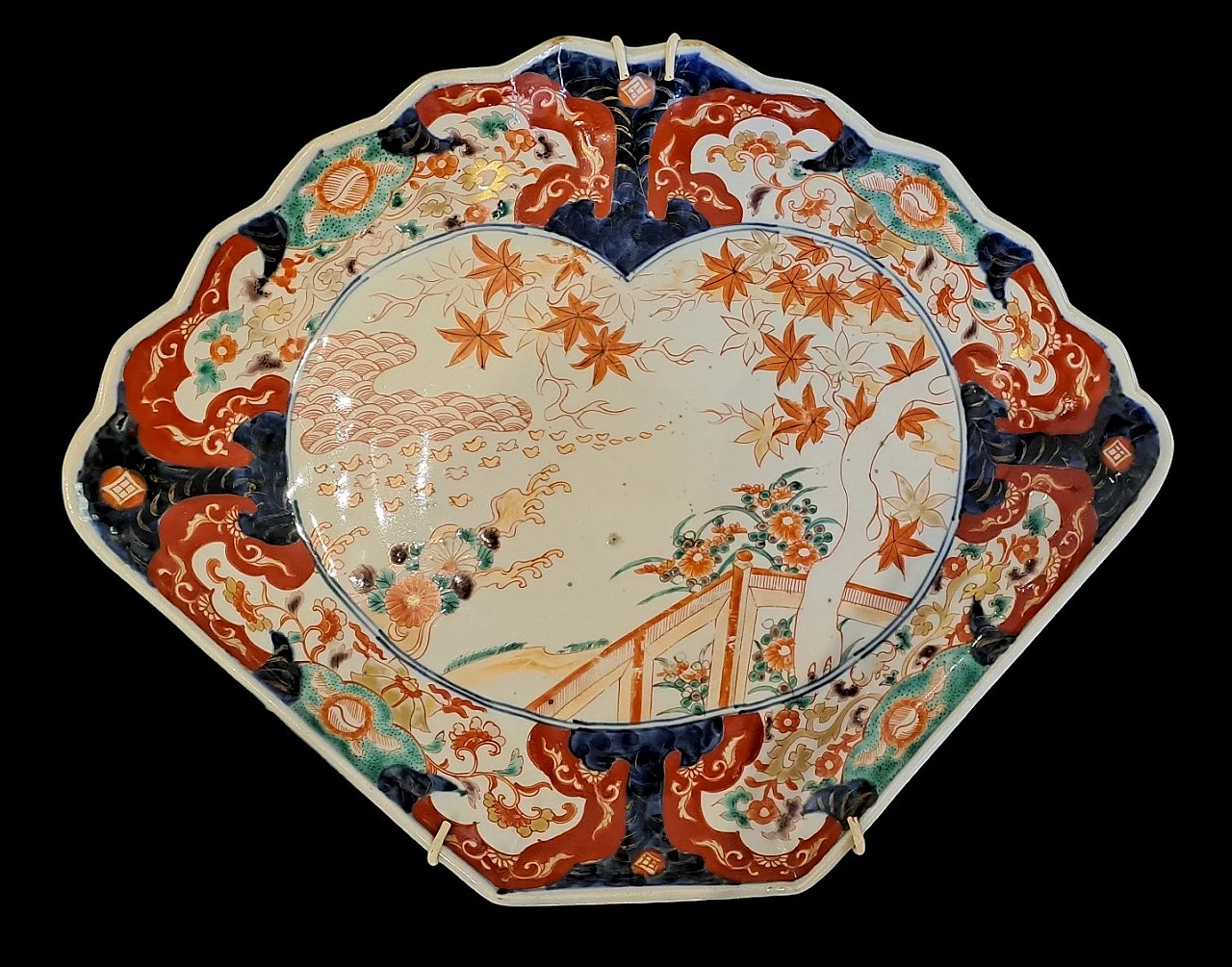 Pair of Japanese Imari fan ceramic plates, 19th century 3