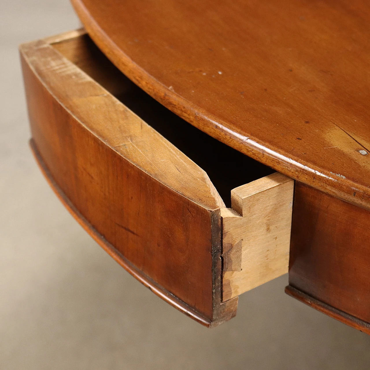 Walnut round table in Luigi Filippo style, mid 19th century 4