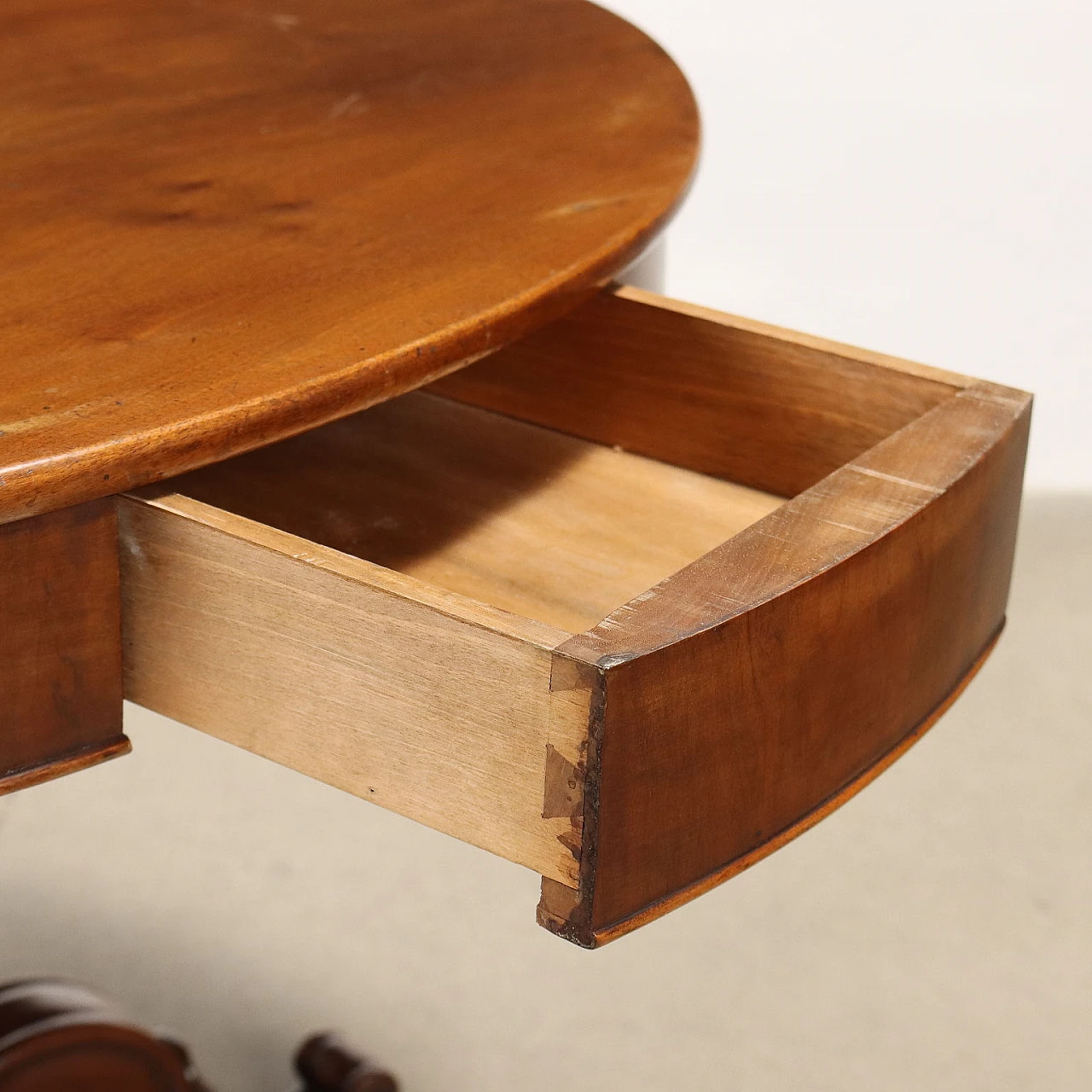 Walnut round table in Luigi Filippo style, mid 19th century 5