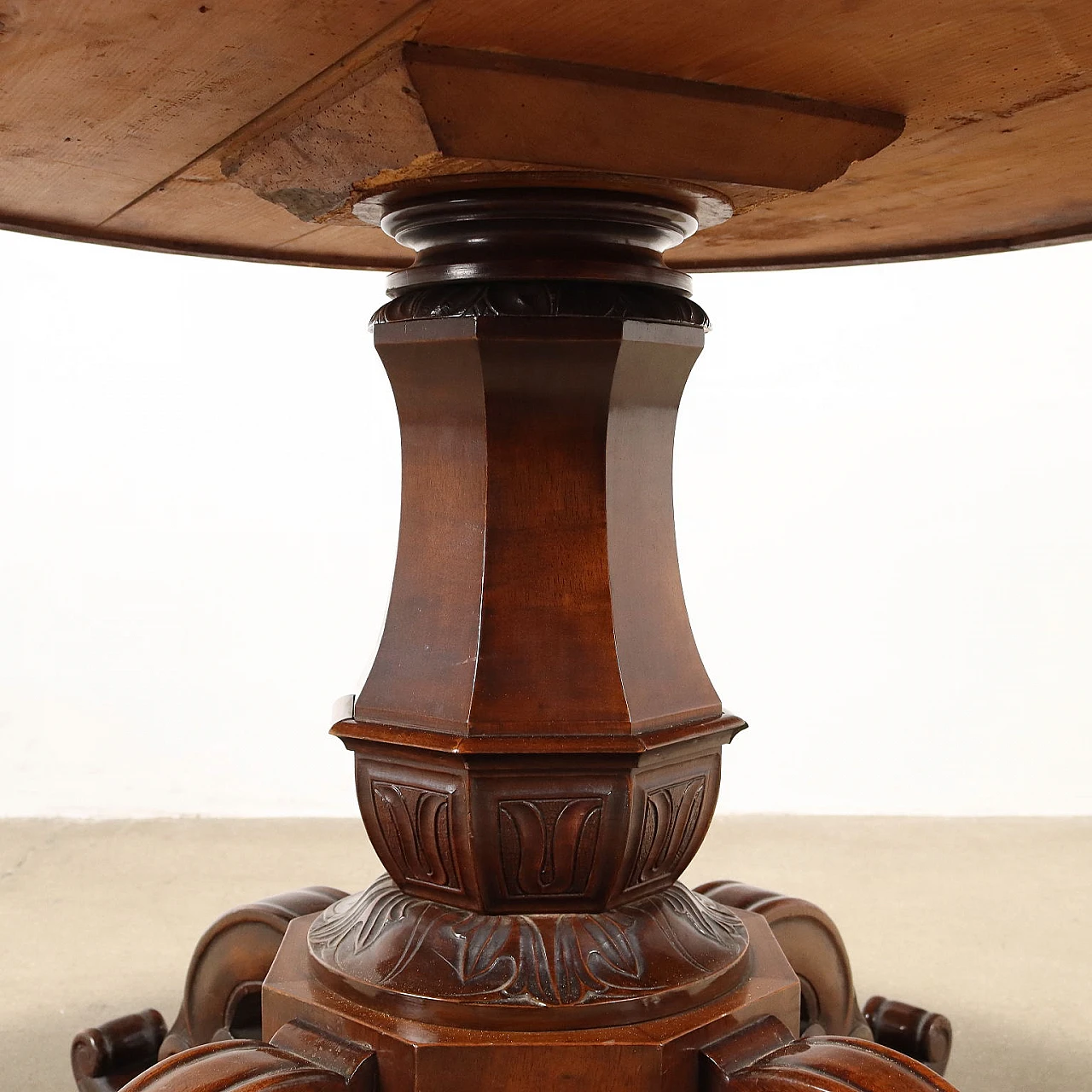 Walnut round table in Luigi Filippo style, mid 19th century 6