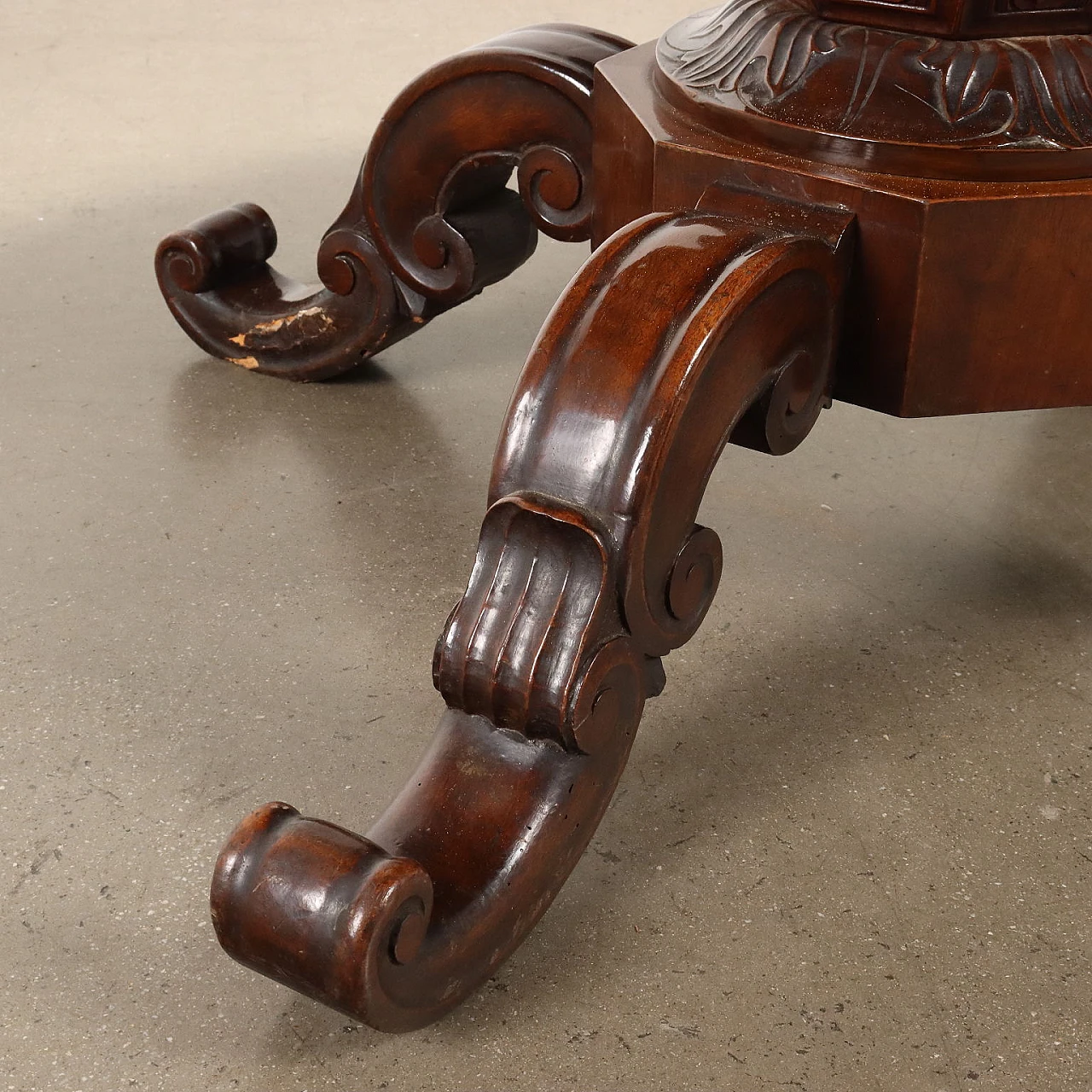 Walnut round table in Luigi Filippo style, mid 19th century 7