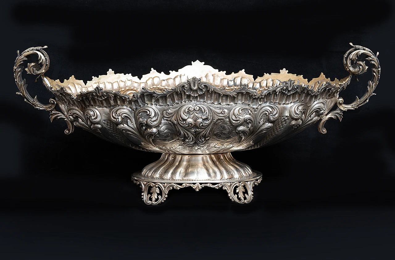 Centrepiece in solid sculptured silver with 800 hallmark, 20th century 1