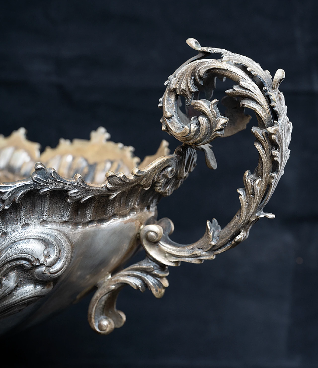 Centrepiece in solid sculptured silver with 800 hallmark, 20th century 4