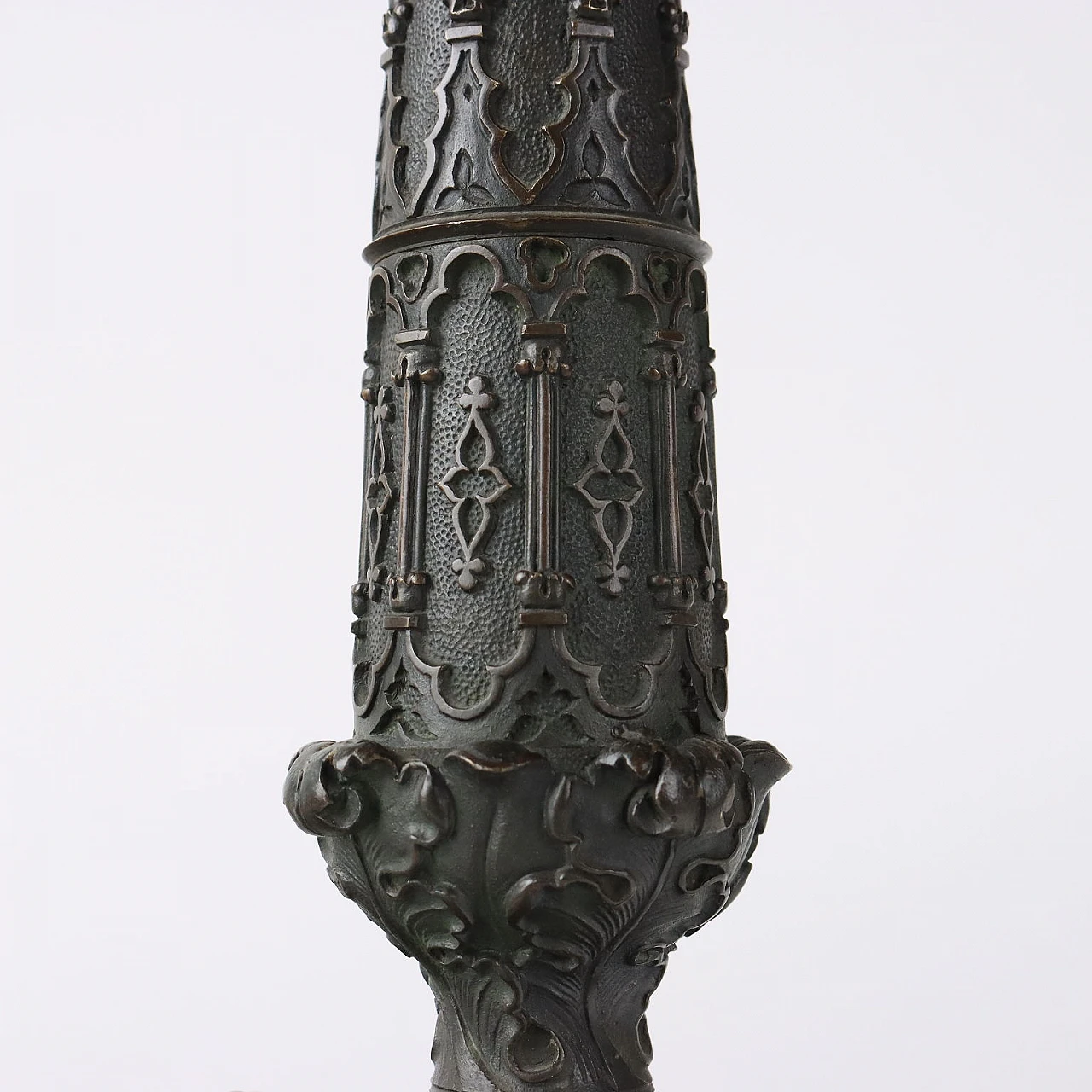 Coppia di candelabri Neogotici in bronzo, '800 8