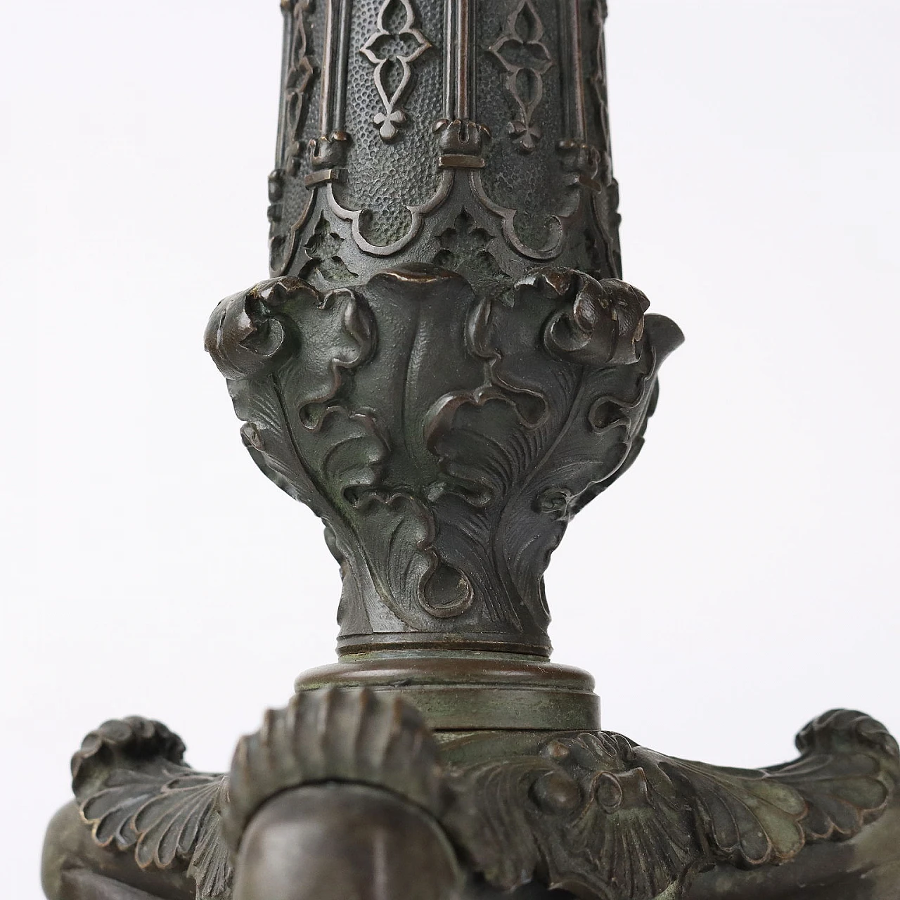 Coppia di candelabri Neogotici in bronzo, '800 9