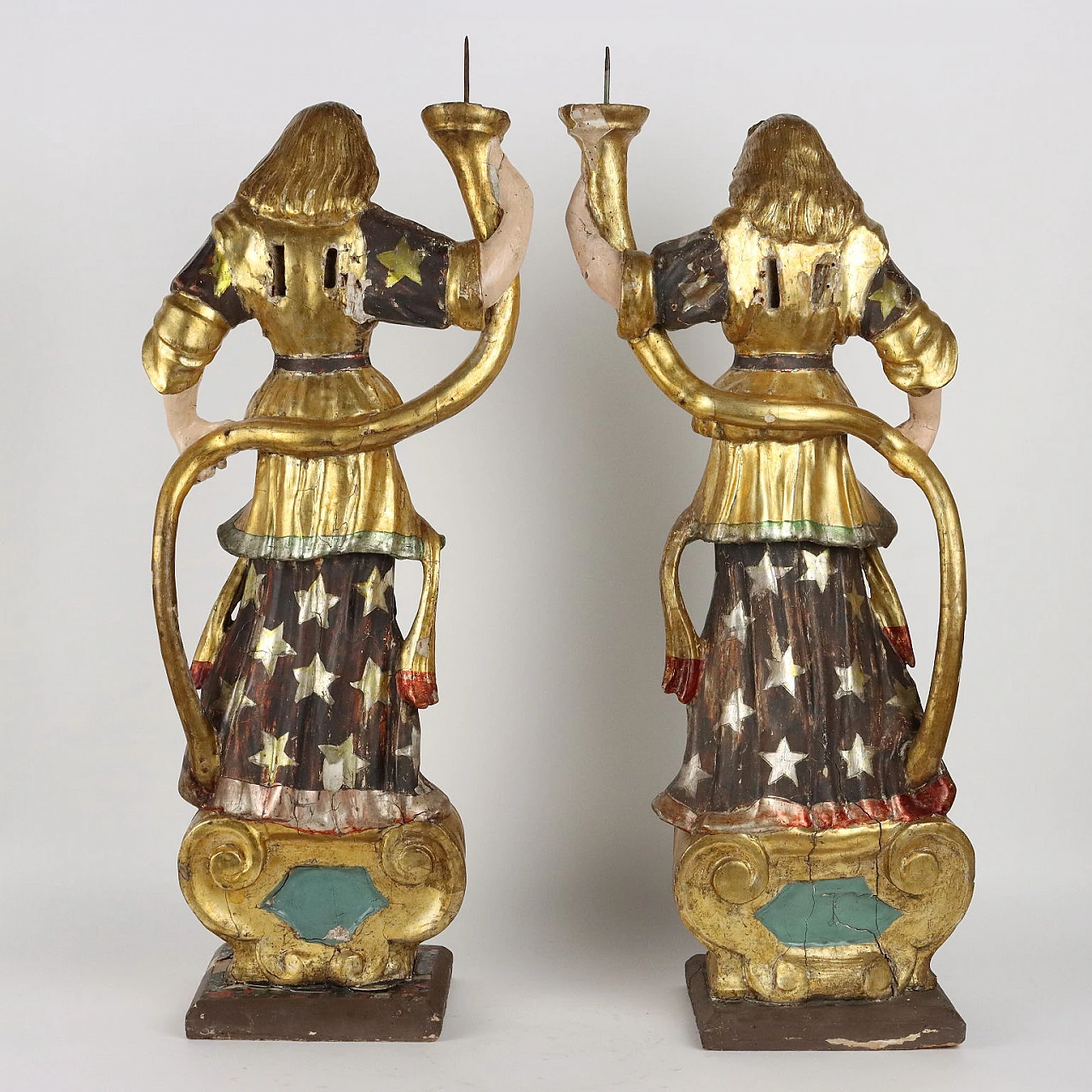 Pair of wooden angel-shaped candle holder, early 18th century 10