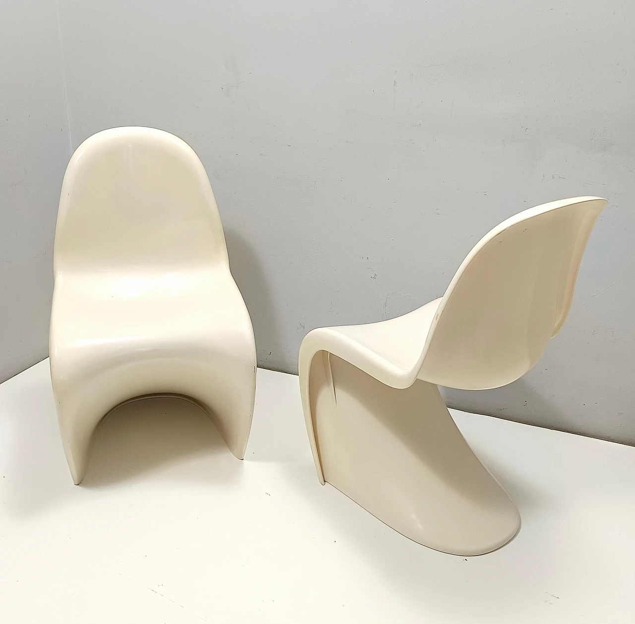 Coppia di poltrone in plastica avorio in stile Verner Panton, anni '90 3