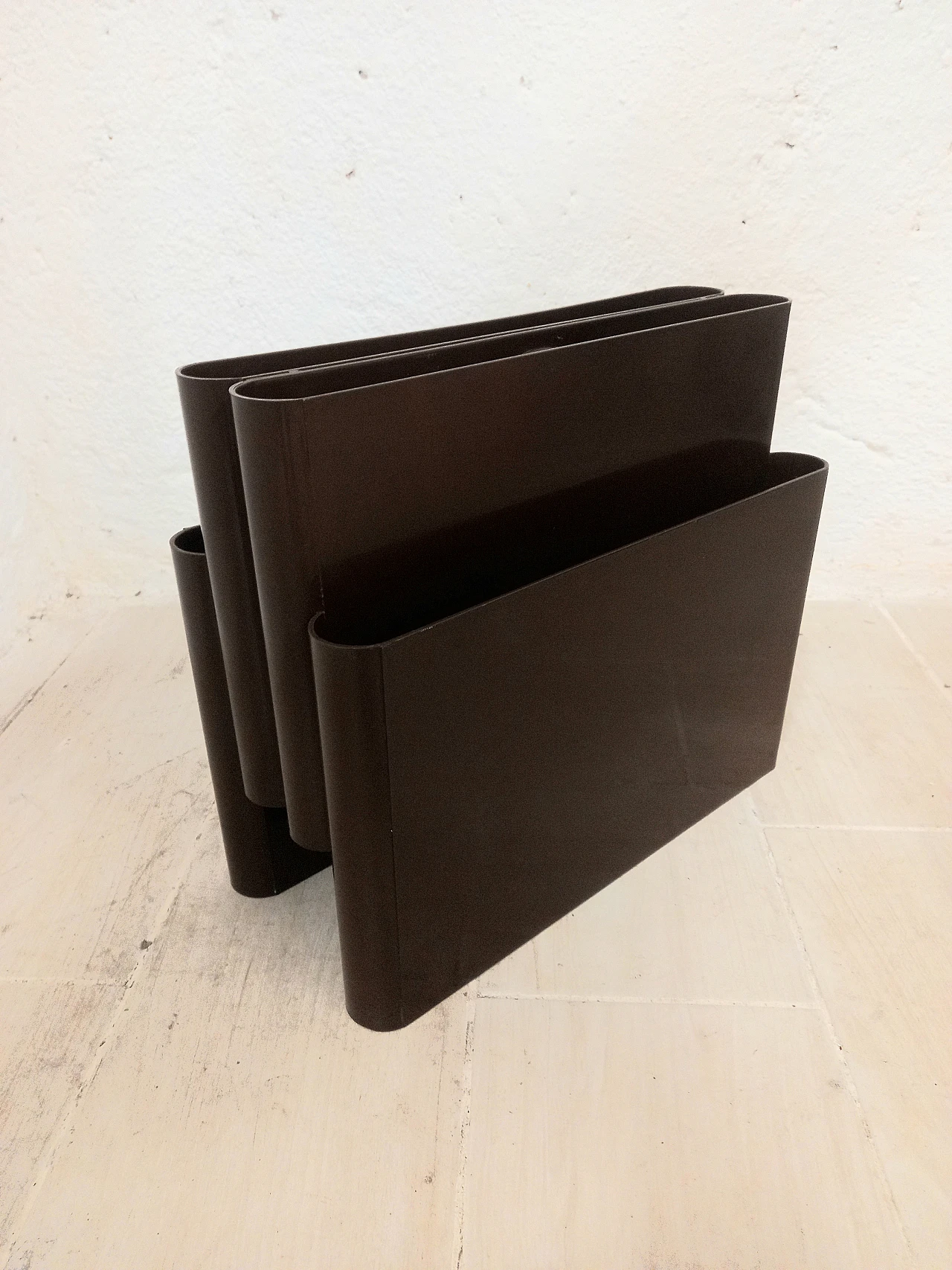 Magazine rack 4676 brown by Giotto Stoppino for Kartell, 70s 1