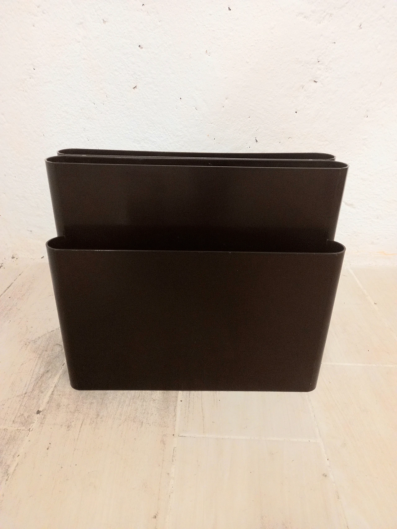 Magazine rack 4676 brown by Giotto Stoppino for Kartell, 70s 2