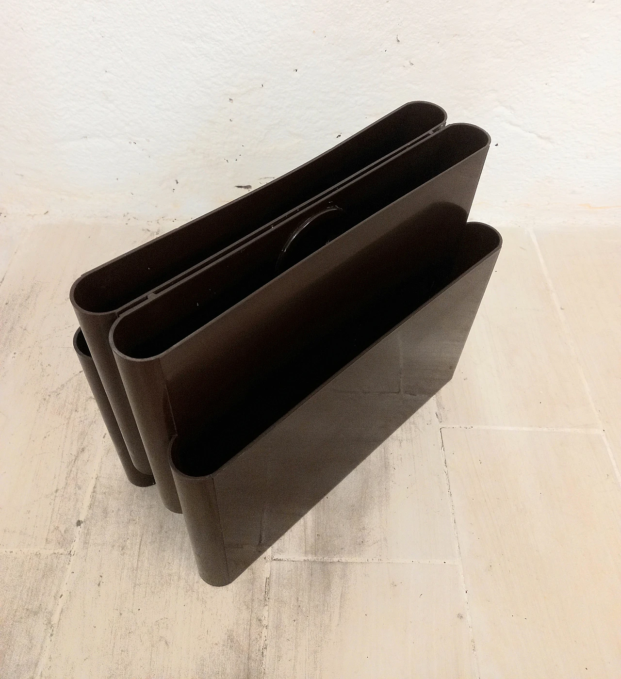 Magazine rack 4676 brown by Giotto Stoppino for Kartell, 70s 3