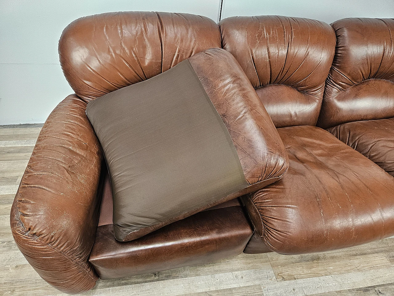 Brown leather club sofa,  1970s 29