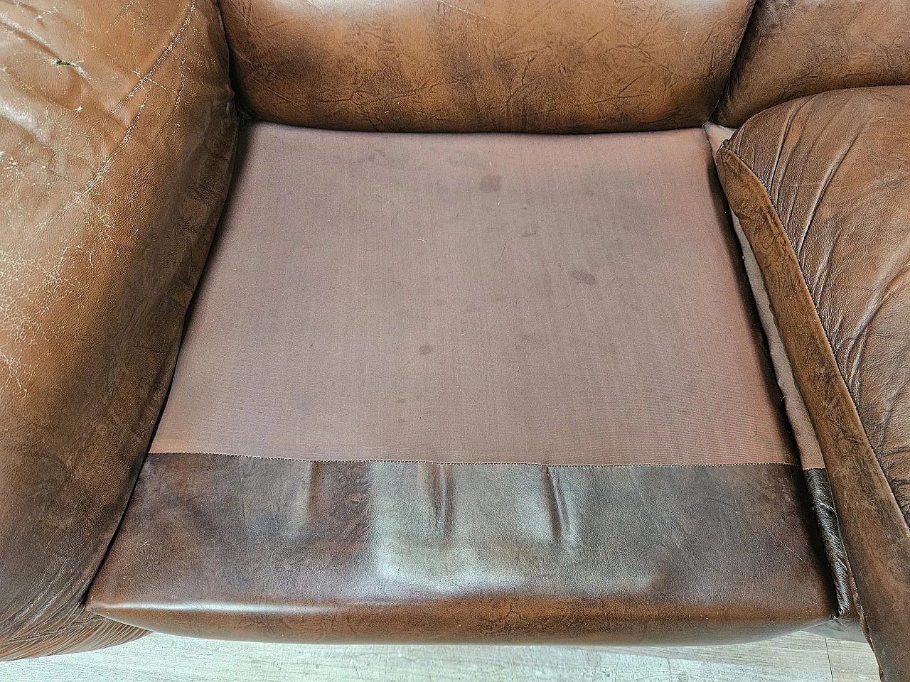 Brown leather club sofa,  1970s 32