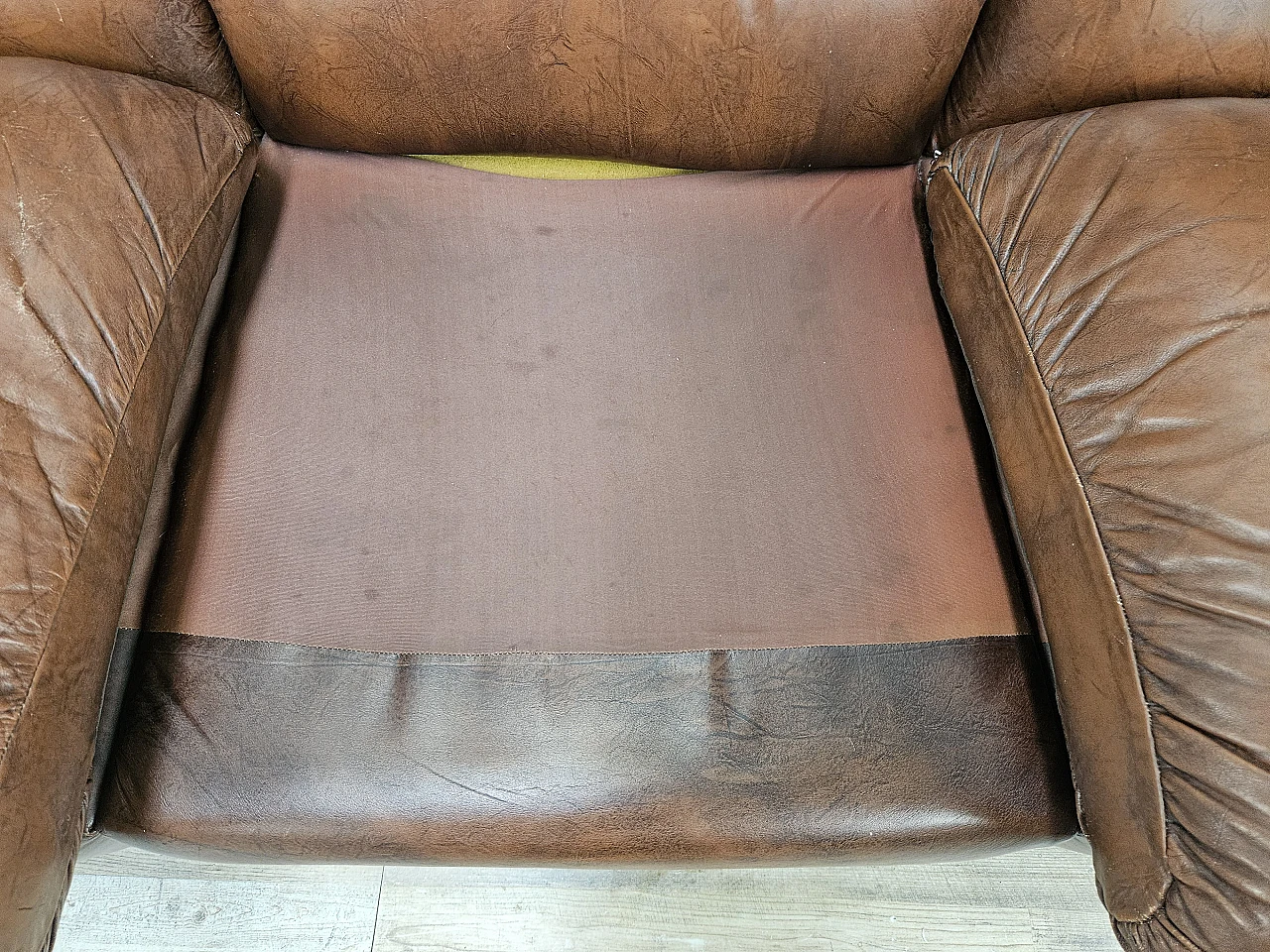 Brown leather club sofa,  1970s 33