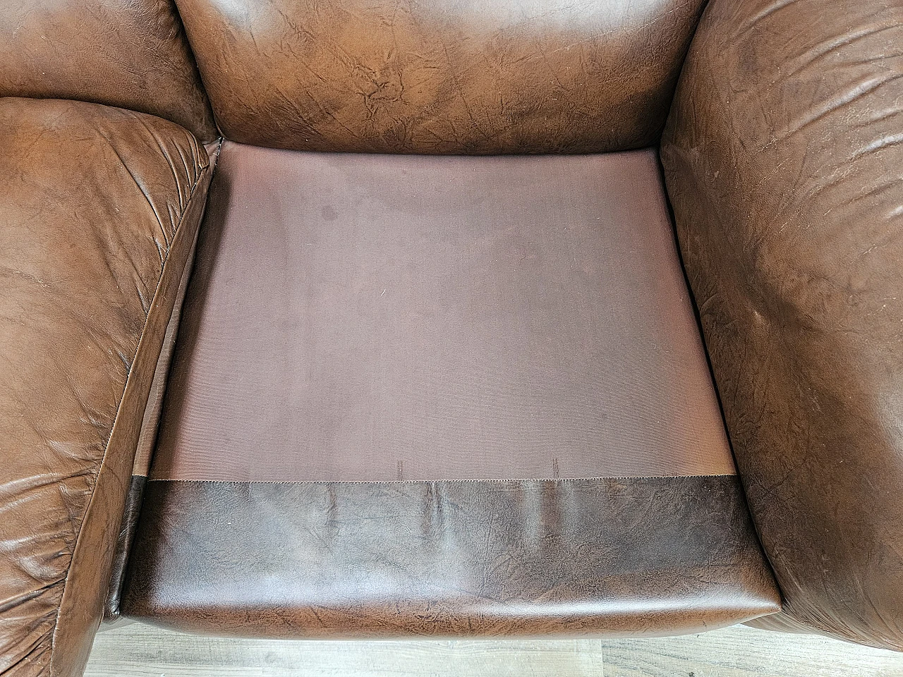 Brown leather club sofa,  1970s 34