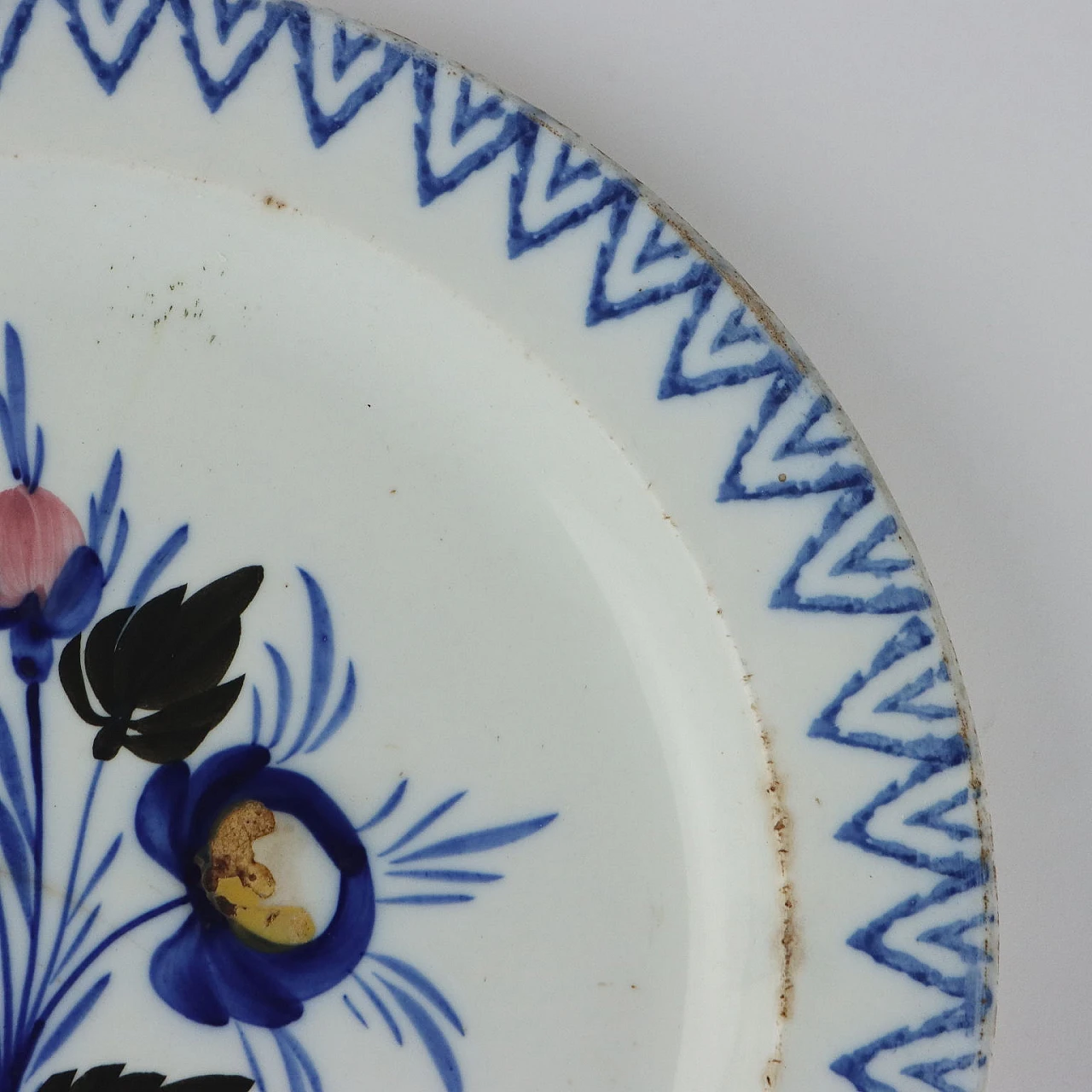 Piatto in ceramica con mazzo di fiori di Mondovì, fine '800 4