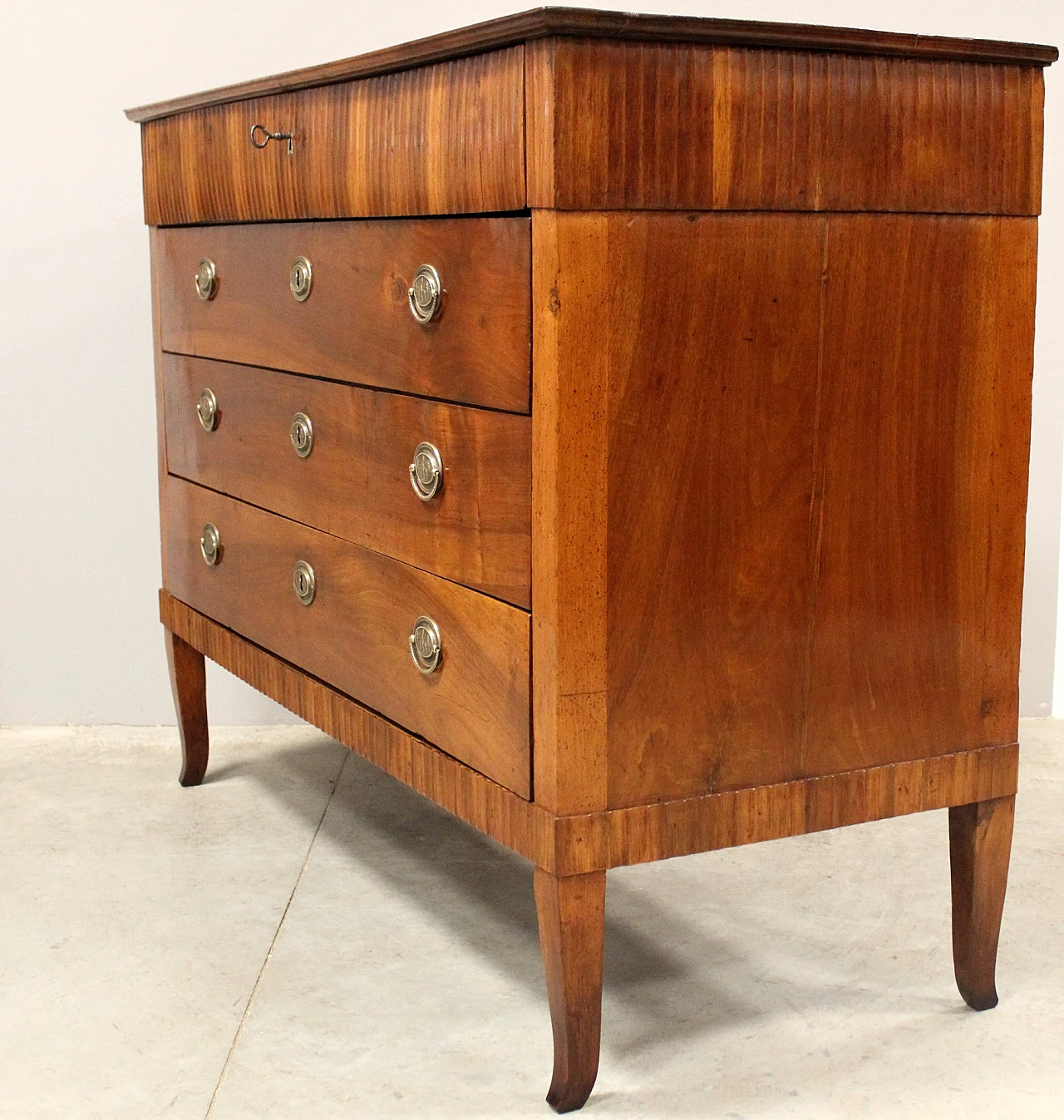 Walnut Direttorio chest of drawers, late 18th century 2