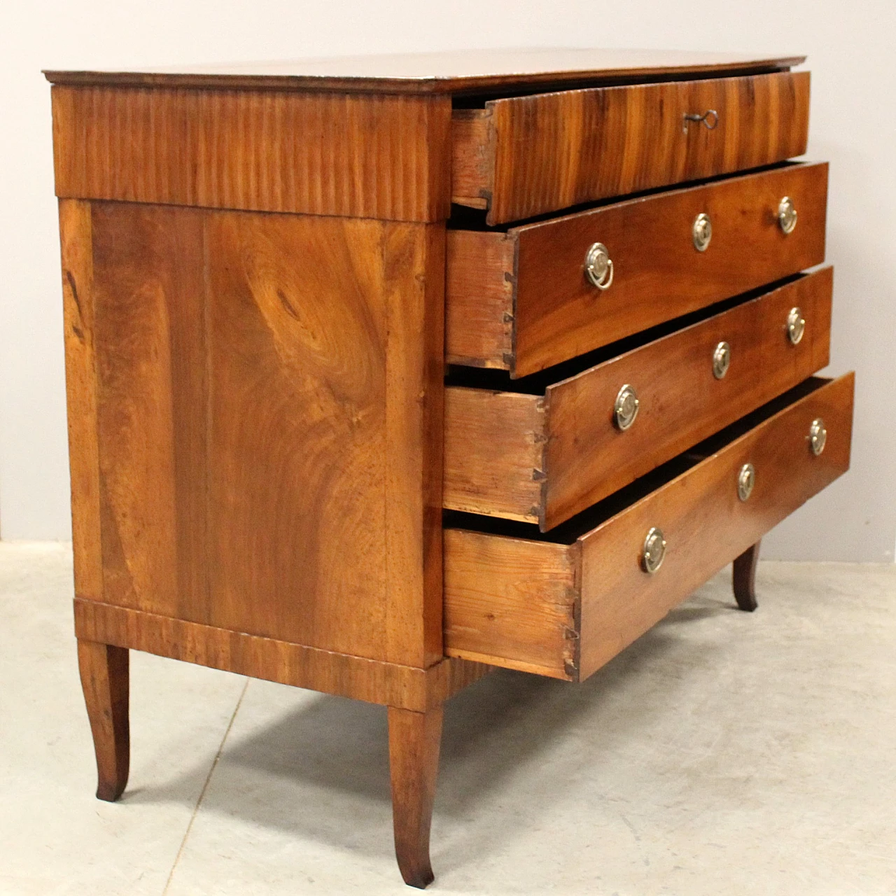 Walnut Direttorio chest of drawers, late 18th century 7